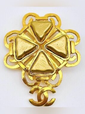CHANEL Vintage 95A Gold Brooch